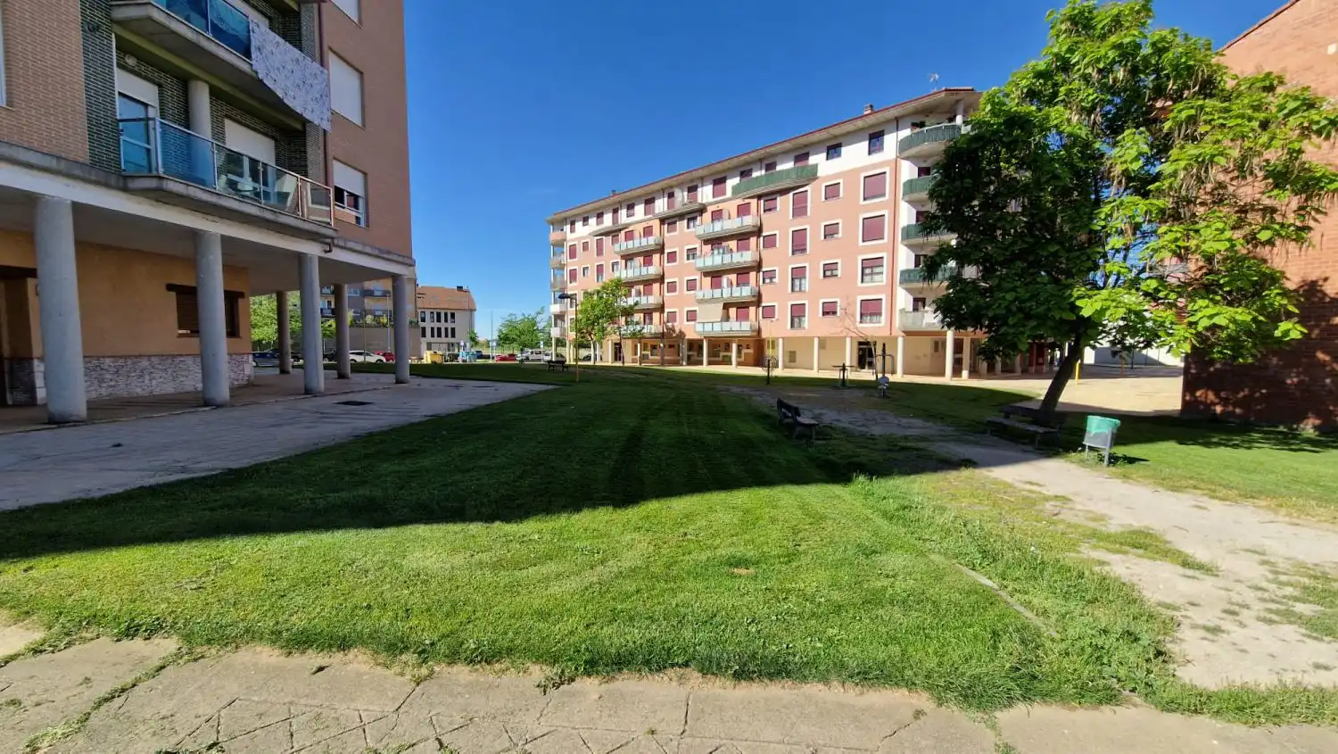 Außenansicht von Wohnung zum Verkauf in León Capital  mit Heizung, Parkett und Terrasse