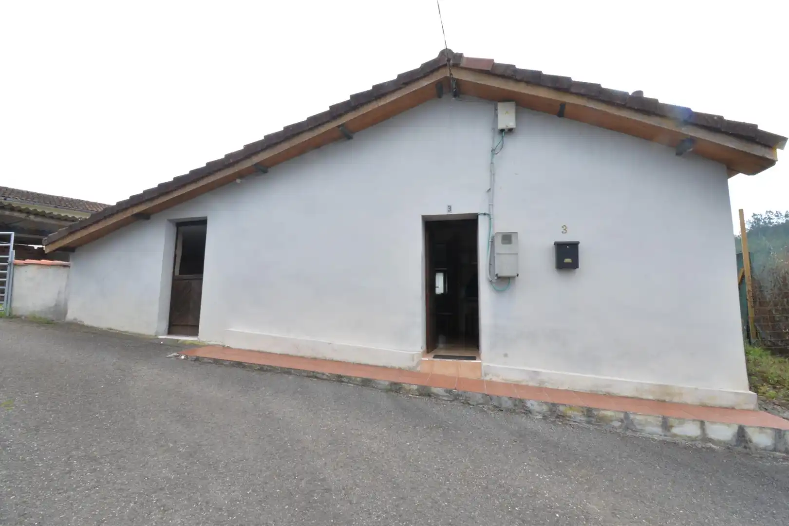 Vista exterior de Finca rústica en venda en Oviedo  amb Traster