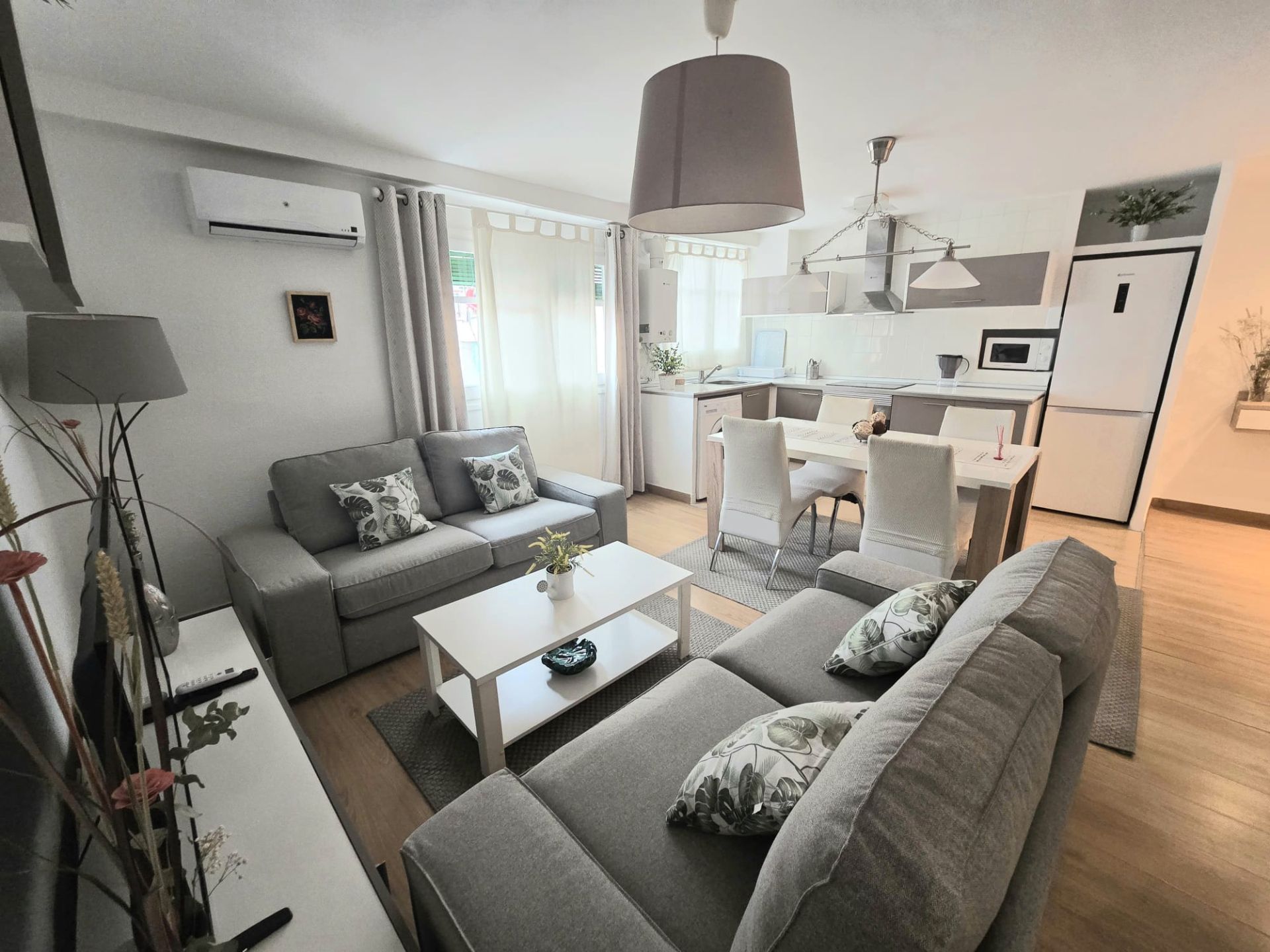 Sala d'estar de Pis de lloguer en  Valencia Capital amb Aire condicionat, Parquet i Moblat