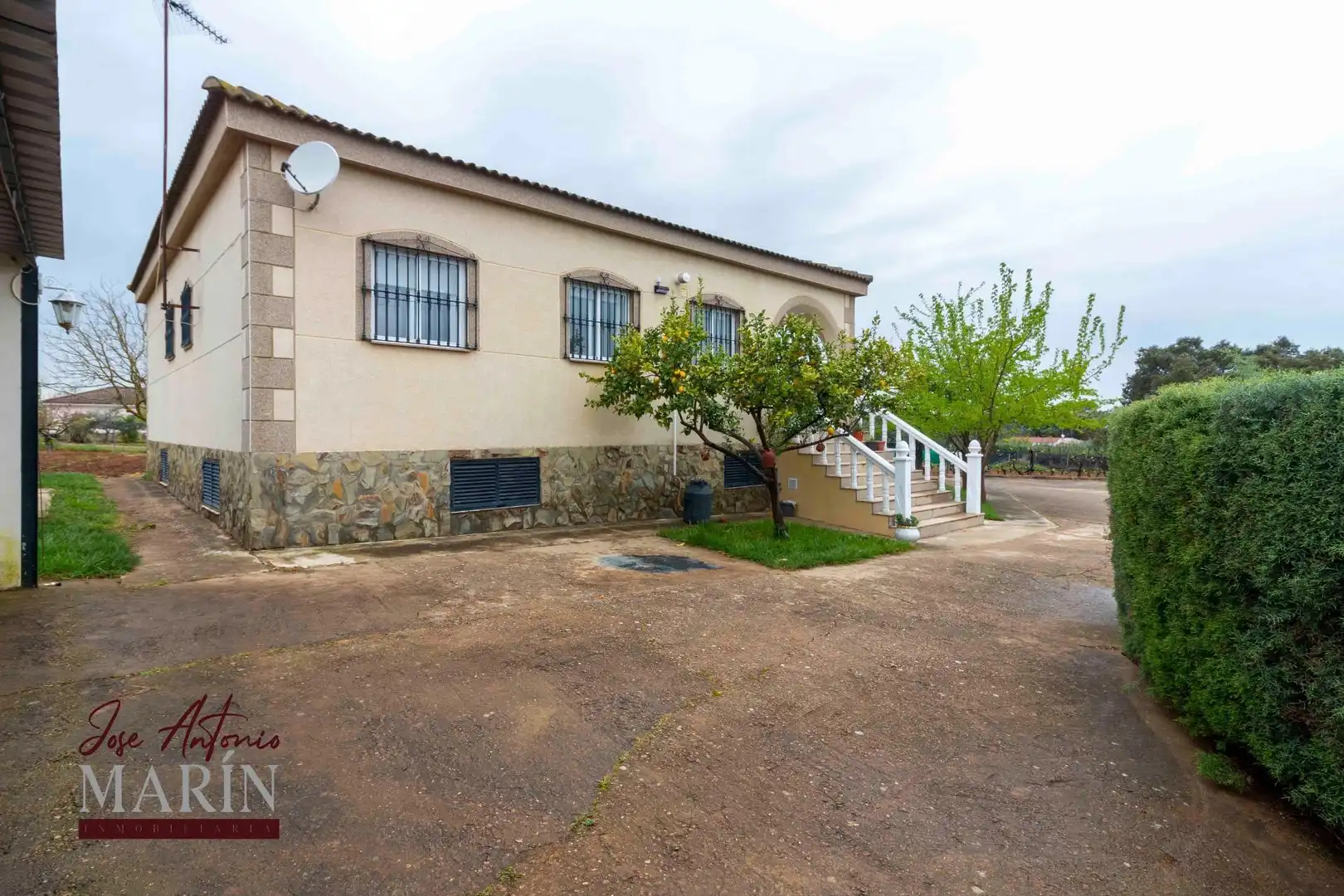 Vista exterior de Casa o xalet en venda en Badajoz amb Terrassa, Traster i Moblat