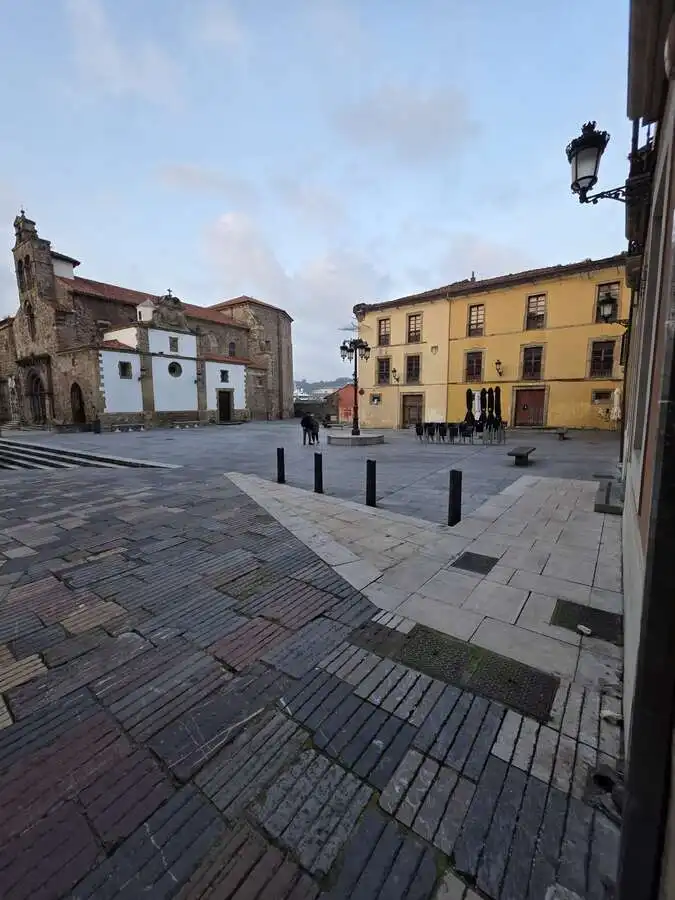 Vista exterior de Pis en venda en Avilés amb Calefacció, Traster i Moblat