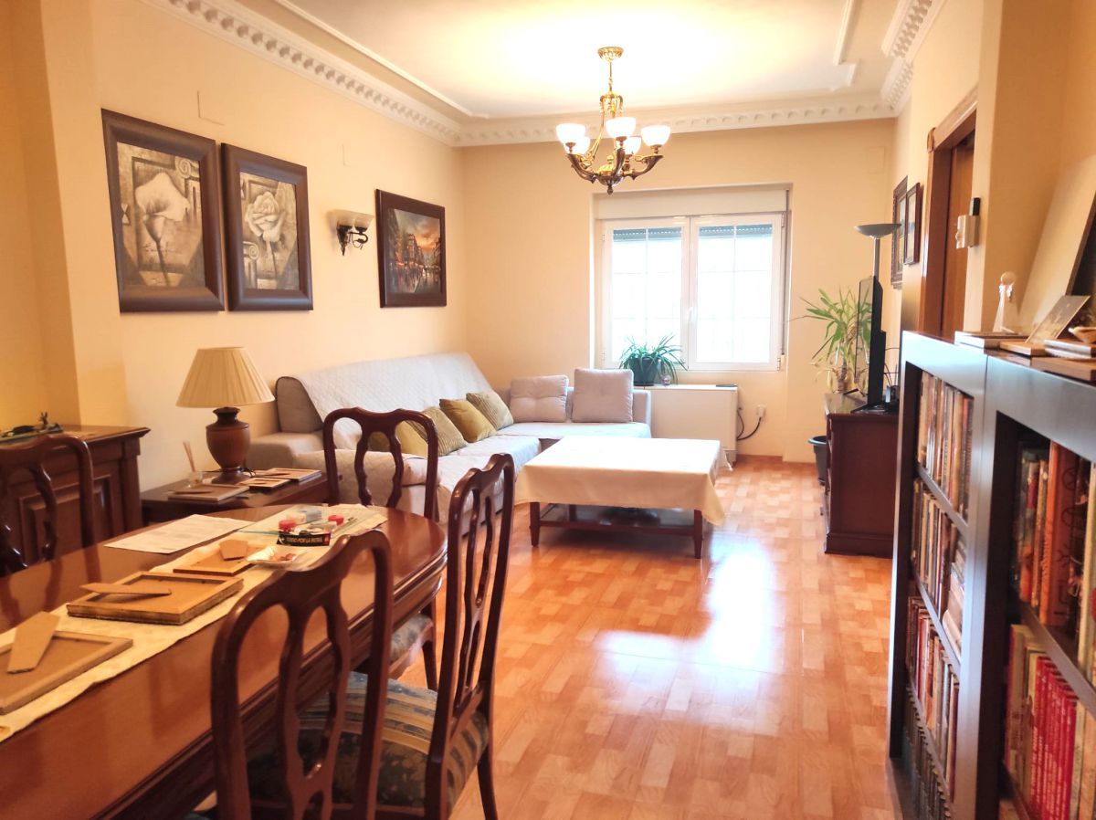 Sala d'estar de Casa o xalet en venda en  Albacete Capital amb Calefacció, Parquet i Terrassa