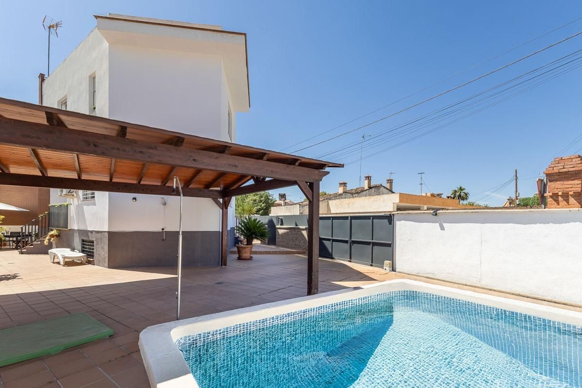 Piscina de Casa adosada en venda en  Granada Capital amb Aire condicionat, Calefacció i Jardí privat