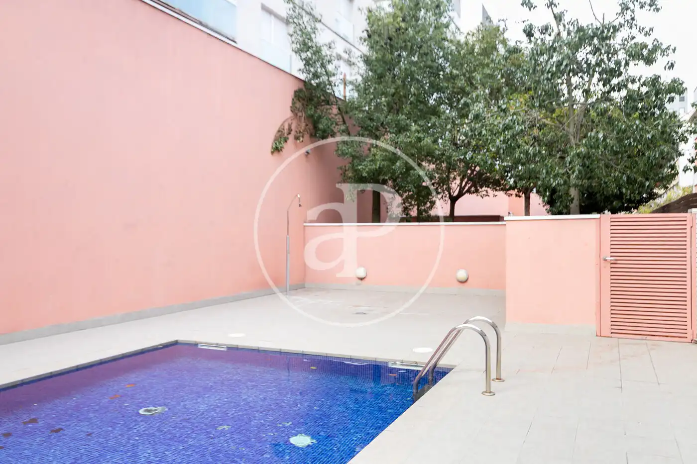 Schwimmbecken von Wohnung zum Verkauf in Barcelona mit Klimaanlage, Heizung und Privatgarten