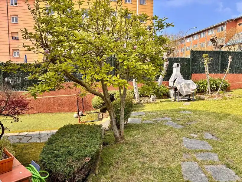 Garten von Einfamilien-Reihenhaus zum Verkauf in Sopela mit Heizung, Privatgarten und Terrasse
