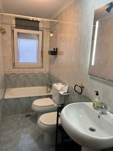 Badezimmer von Wohnungen zur Miete in Oviedo  mit Heizung, Parkett und Möbliert