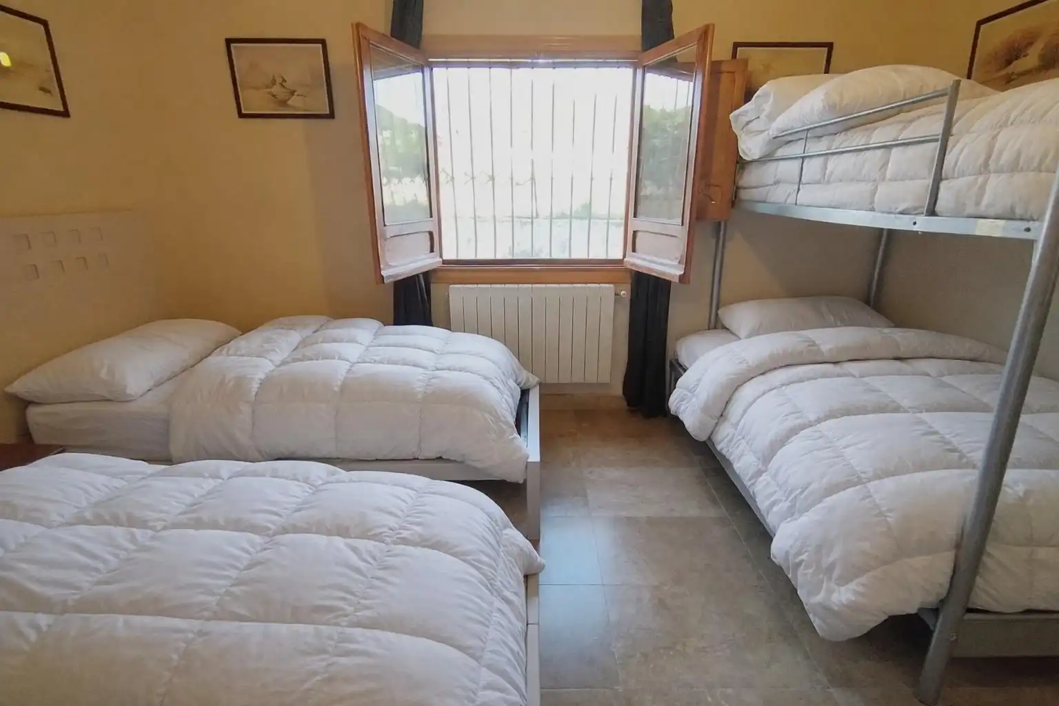 Dormitori de Finca rústica en venda en Relleu amb Aire condicionat, Jardí privat i Terrassa