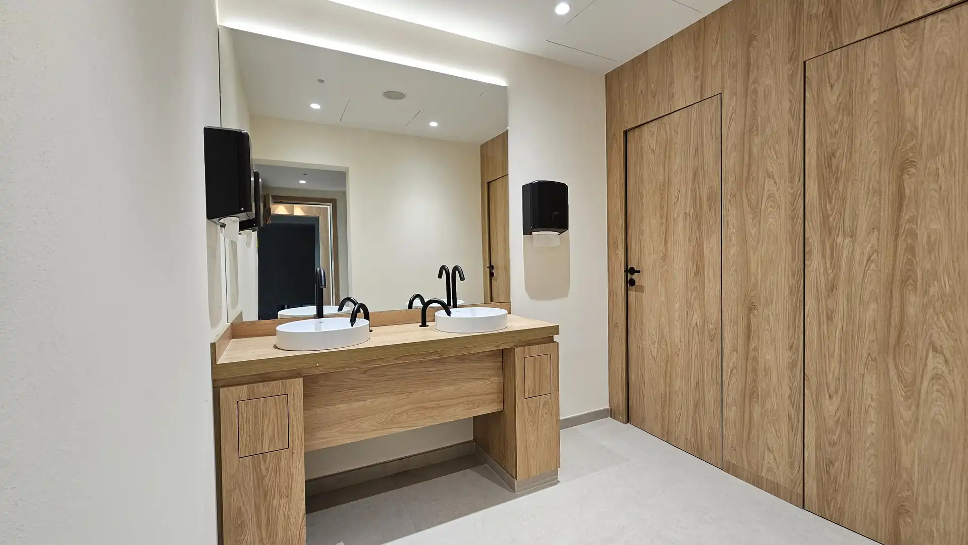 Baño de Oficina de alquiler en Barcelona con Aire acondicionado, Calefacción y Terraza
