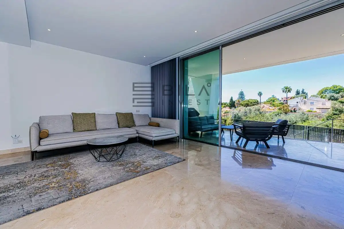 Sala d'estar de Casa adosada en venda en Marbella amb Aire condicionat, Terrassa i Piscina
