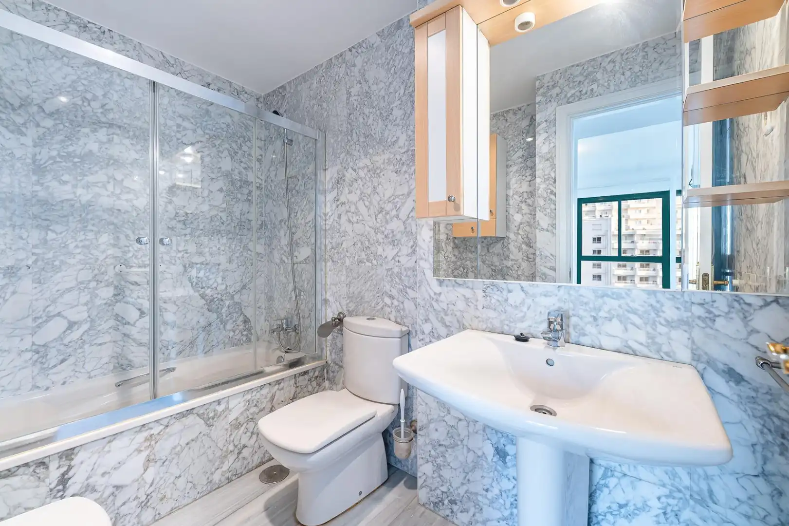 Bany de Apartament en venda en Torremolinos amb Aire condicionat, Calefacció i Jardí privat