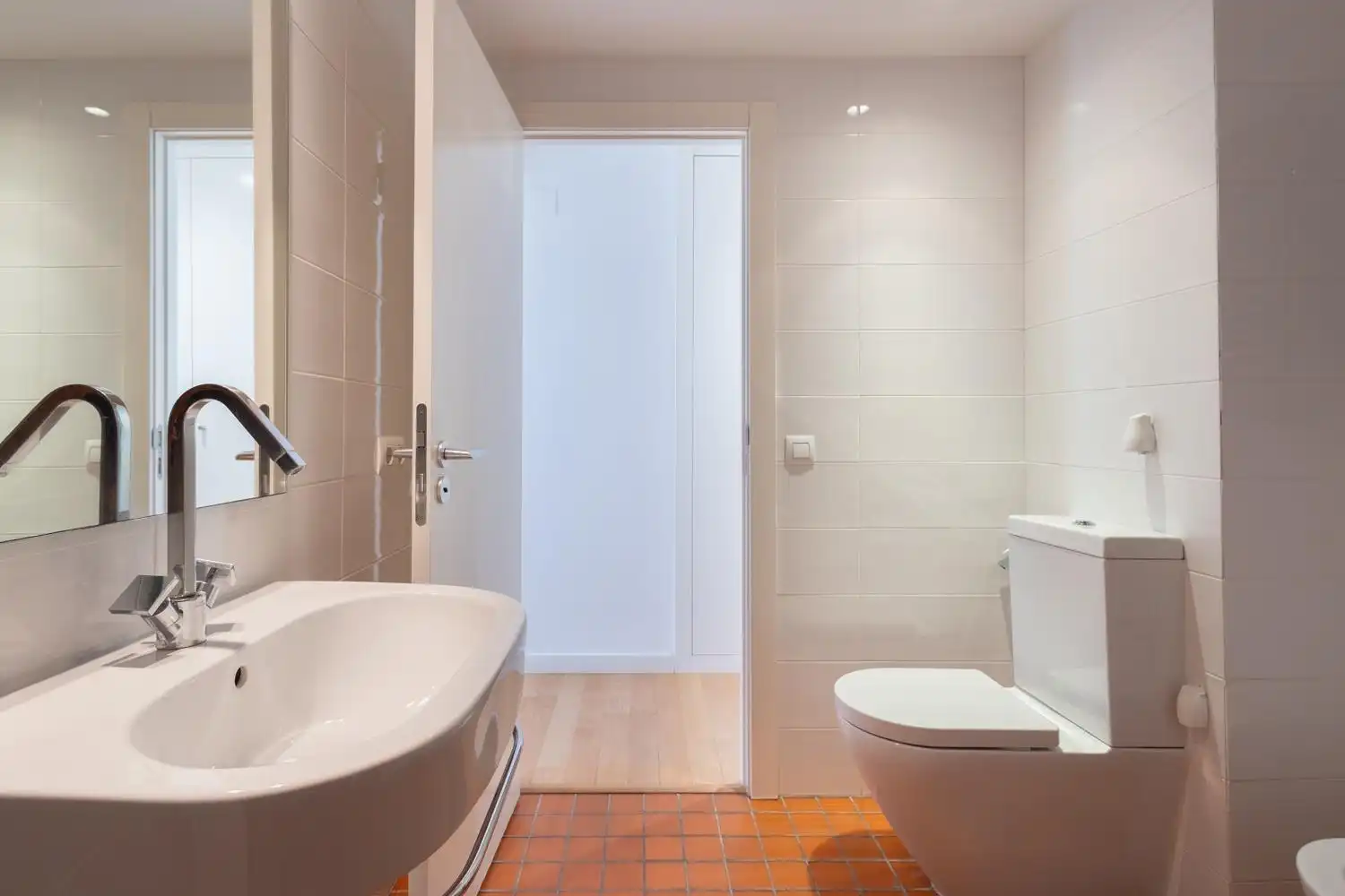 Bathroom of Flat for share in Valencia  with Air Conditioner, Heating and Balcony