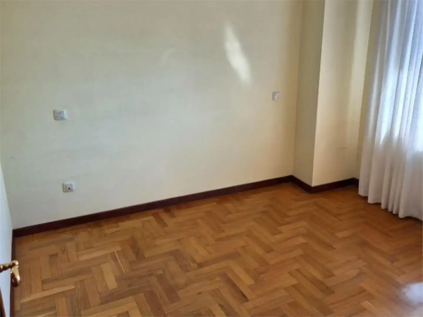 Habitación de Casa adosada en venta en Oviedo  con Parquet y Balcón