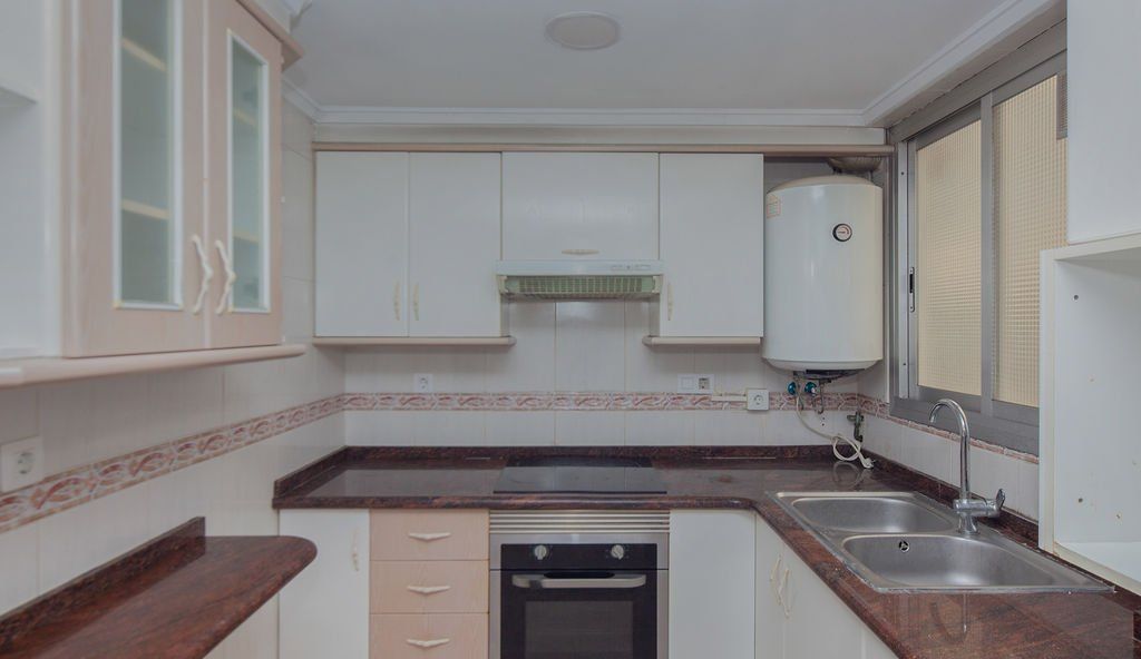Kitchen of Flat for sale in  Valencia Capital  with Alarm