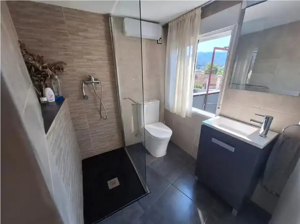 Bany de Pis en venda en Castellar del Vallès amb Aire condicionat, Piscina i Balcó