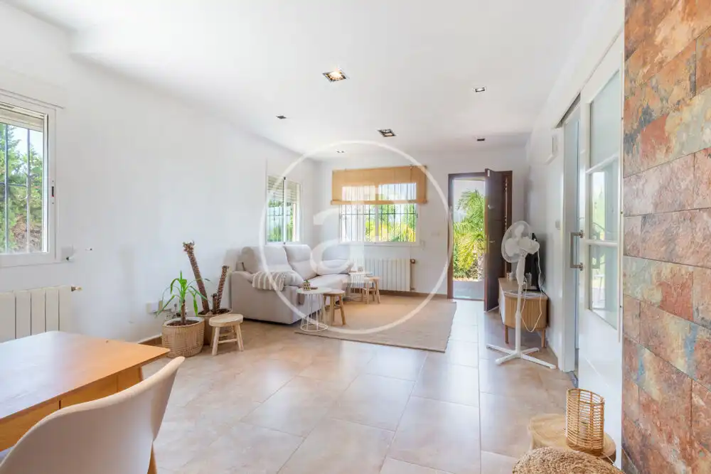 Sala d'estar de Casa o xalet en venda en La Pobla de Vallbona amb Aire condicionat, Calefacció i Jardí privat