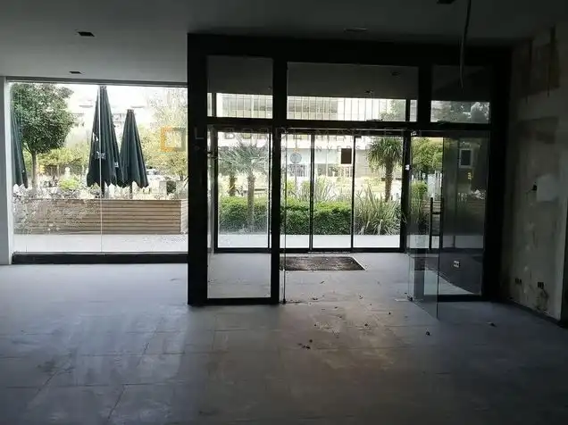 Local de lloguer en Esplugues de Llobregat amb Terrassa