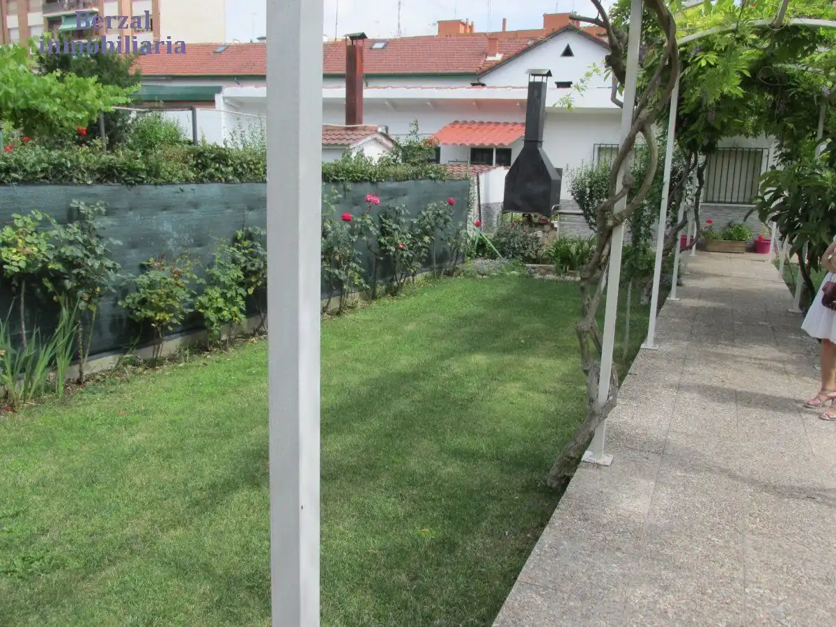 Jardí de Casa o xalet en venda en  Logroño amb Calefacció, Jardí privat i Terrassa