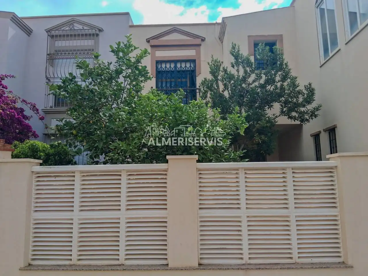 Vista exterior de Casa adosada en venta en El Ejido con Aire acondicionado, Terraza y Amueblado