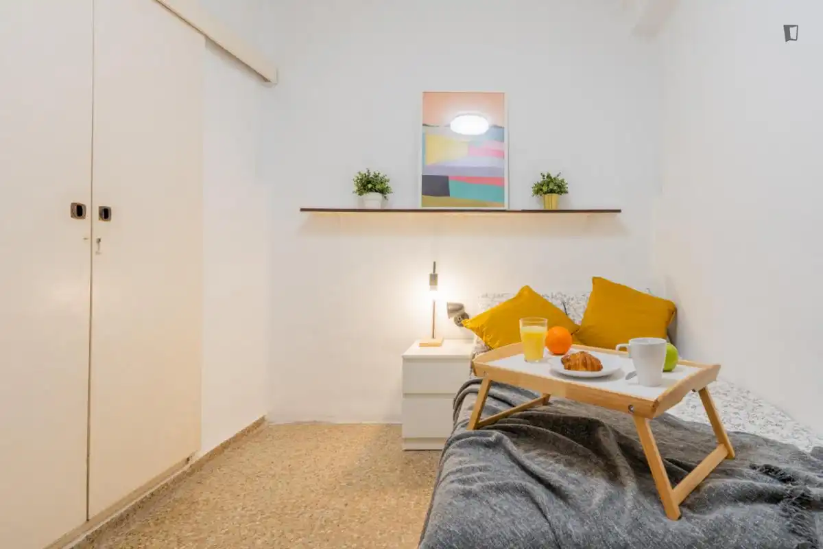 Dormitori de Apartament per a compartir en  Valencia Capital amb Moblat, Microones i Internet