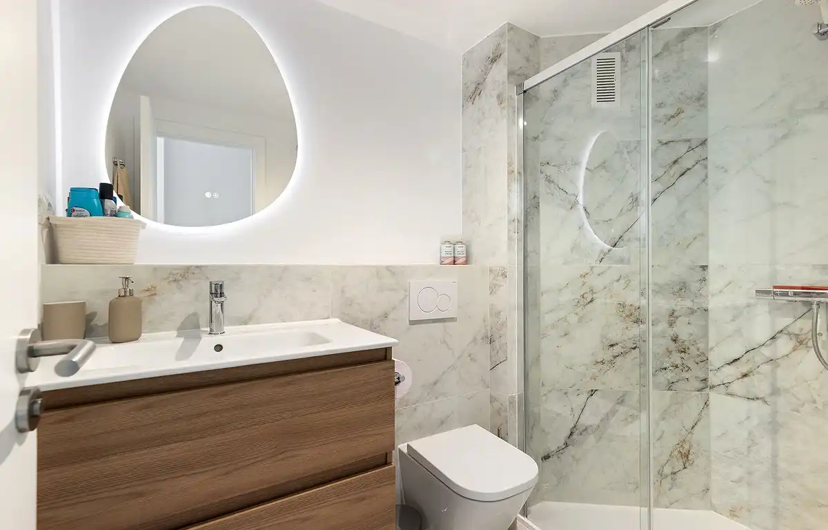 Baño de Apartamento en venta en Torremolinos con Aire acondicionado, Amueblado y Piscina comunitaria