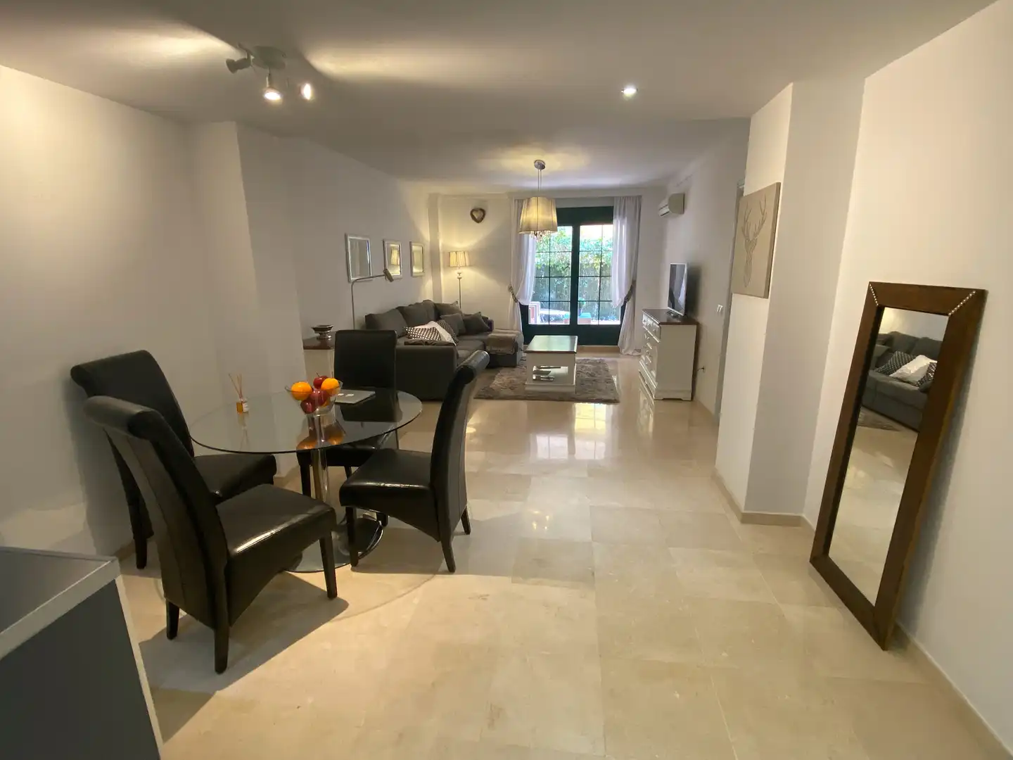 Sala de estar de Planta baja de alquiler en Estepona con Aire acondicionado, Calefacción y Terraza