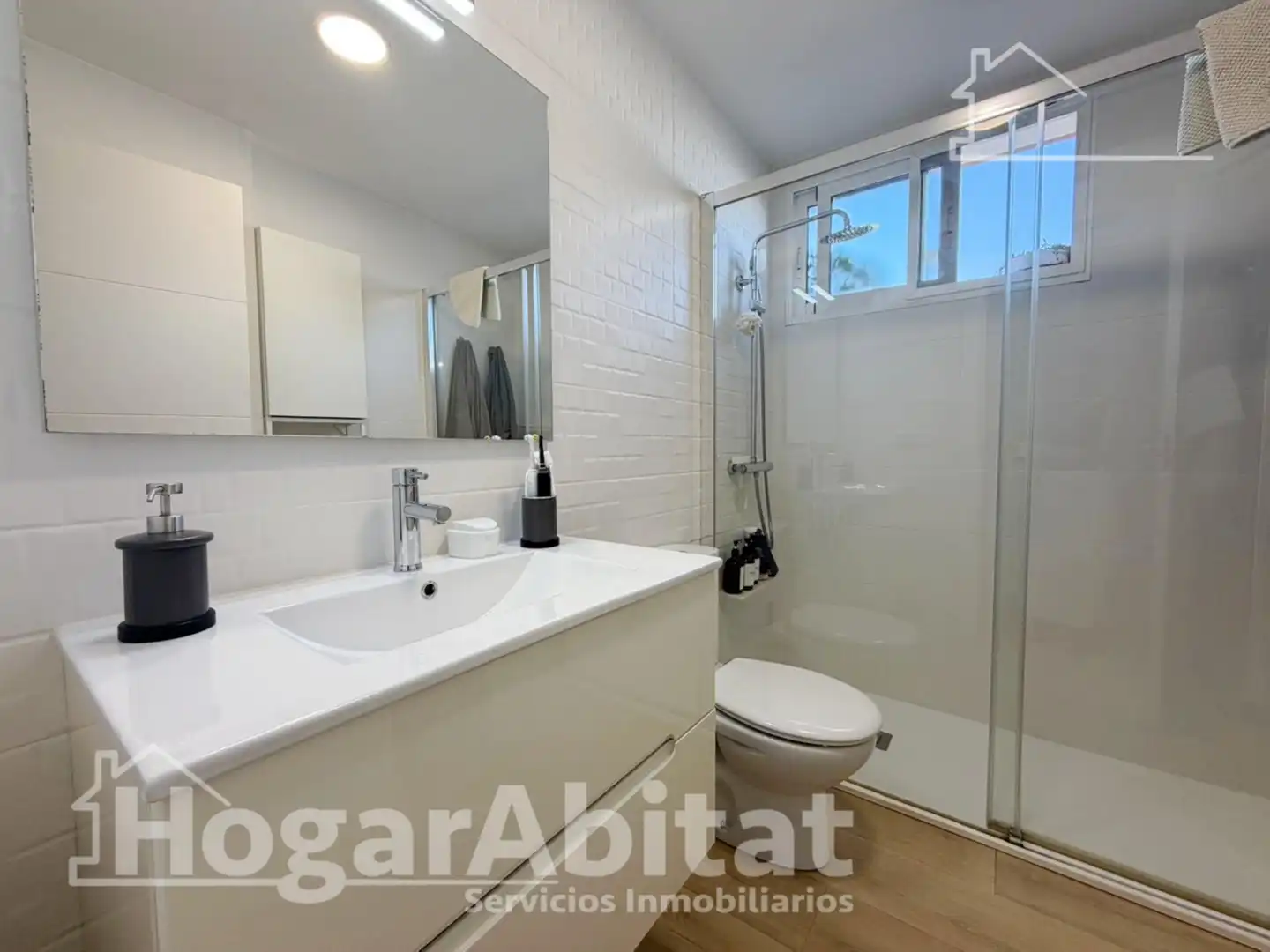 Bathroom of Attic for sale in Chiva  with Air Conditioner and Terrace