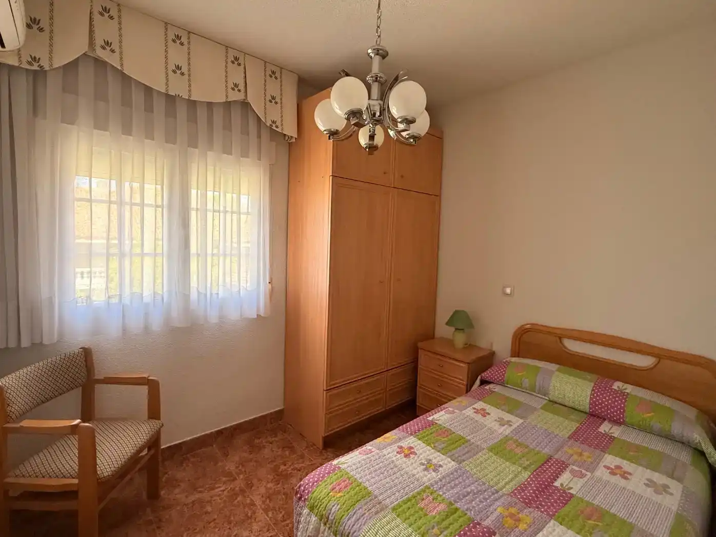 Dormitori de Casa o xalet en venda en Villa del Prado amb Aire condicionat, Jardí privat i Traster