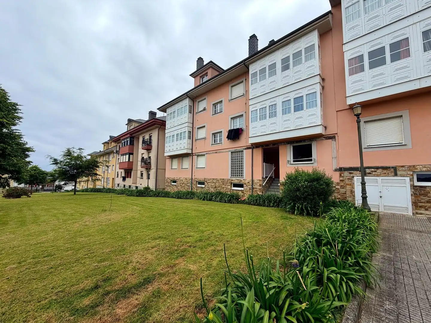 Vista exterior de Piso en venta en Navia con Calefacción y Piscina