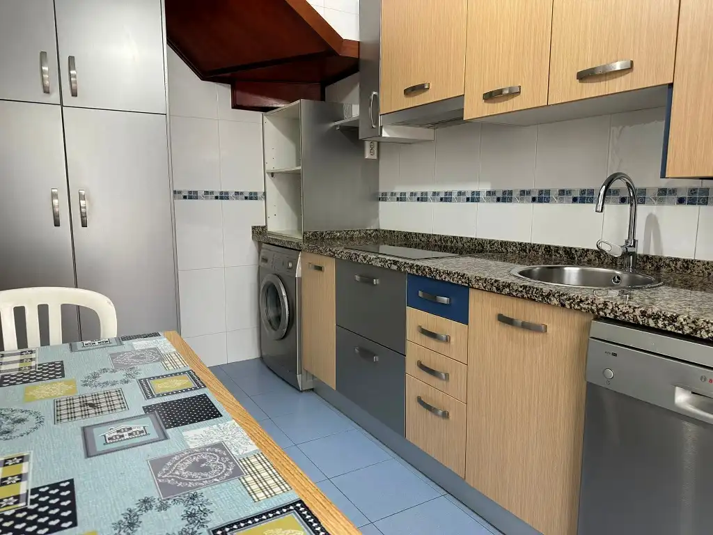 Cuina de Casa adosada en venda en Gijón  amb Calefacció, Parquet i Terrassa