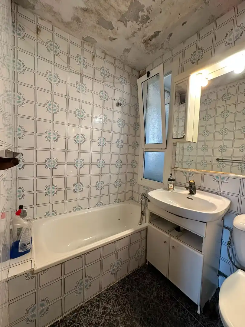 Baño de Piso en venta en Badia del Vallès con Calefacción y Balcón