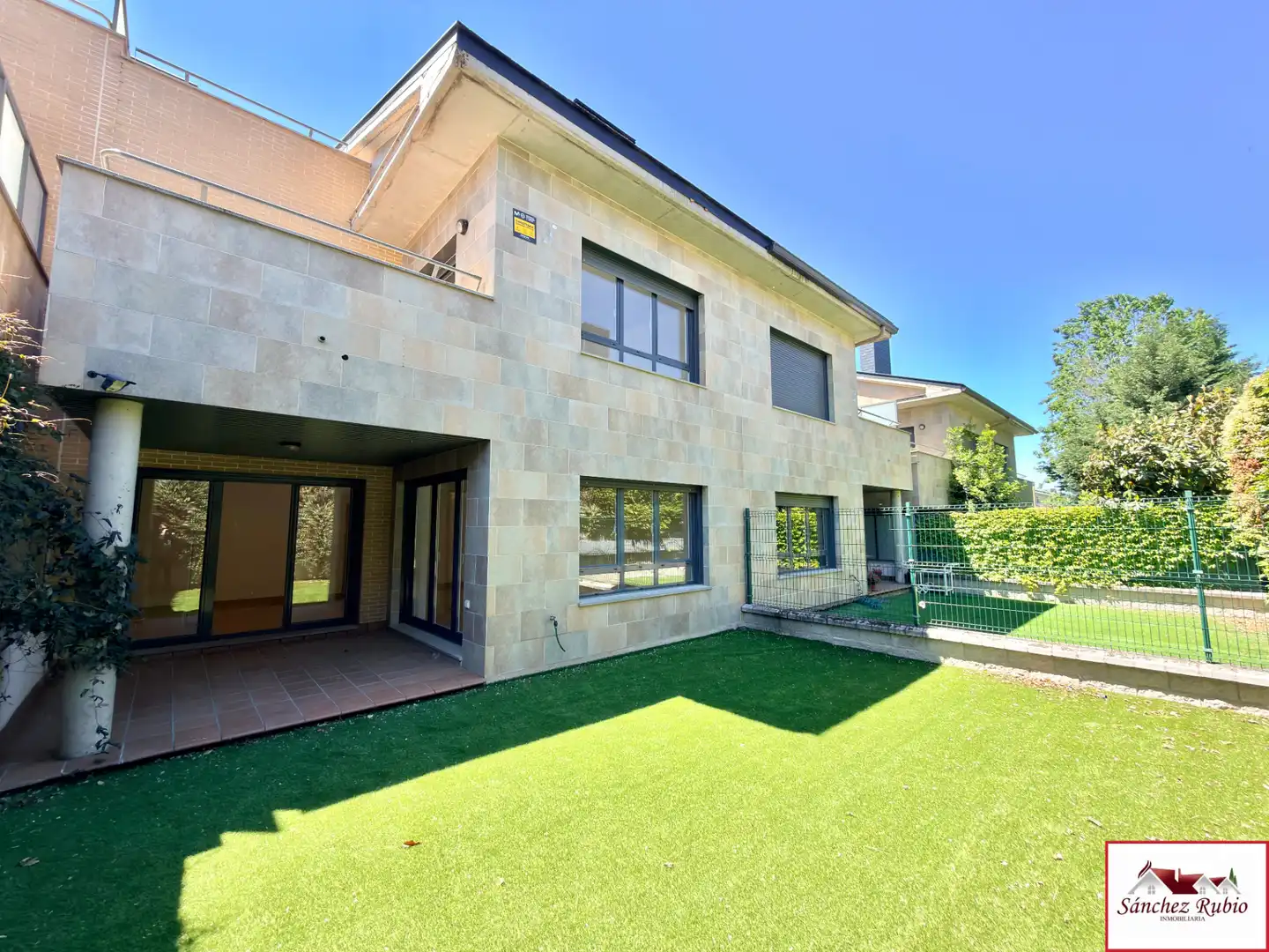 Vista exterior de Casa adosada en venta en Torrelodones con Calefacción, Jardín privado y Parquet