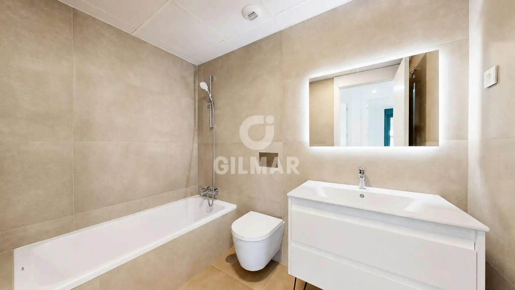 Baño de Piso en venta en Torremolinos con Calefacción, Jardín privado y Trastero