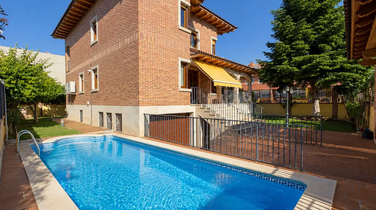 Piscina de Casa o chalet en venta en Alcalá de Henares con Aire acondicionado, Calefacción y Jardín privado