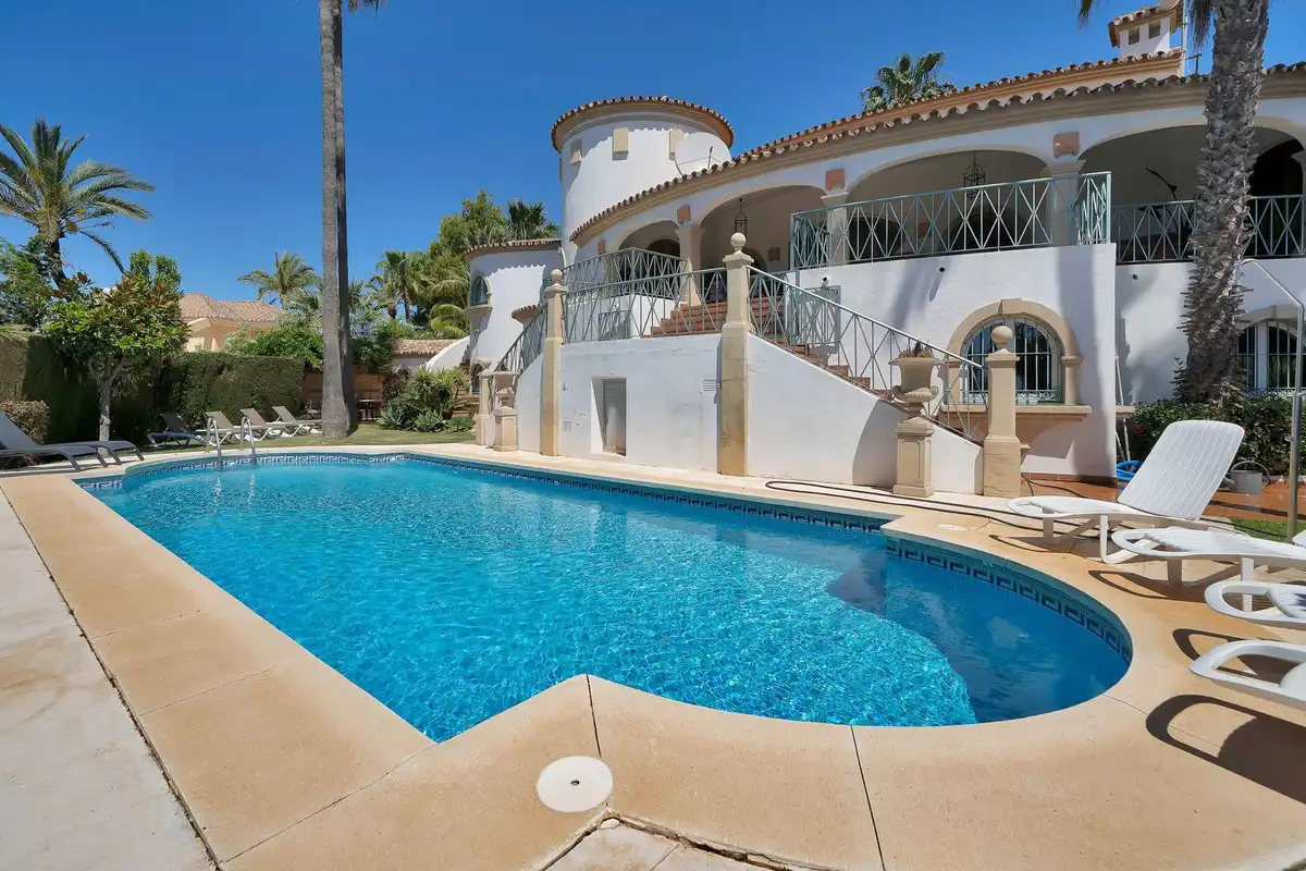 Piscina de Casa o chalet en venta en Marbella con Aire acondicionado, Calefacción y Jardín privado