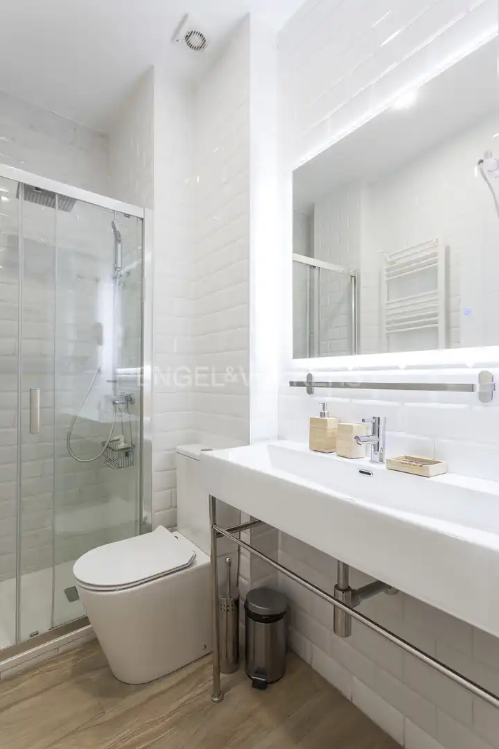 Baño de Apartamento de alquiler en Madrid con Aire acondicionado, Calefacción y Amueblado