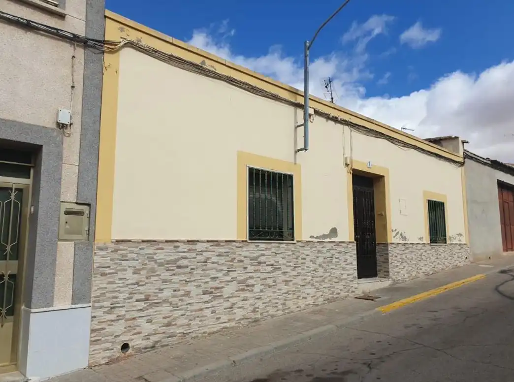 Casa adosada en venta en Valdepeñas