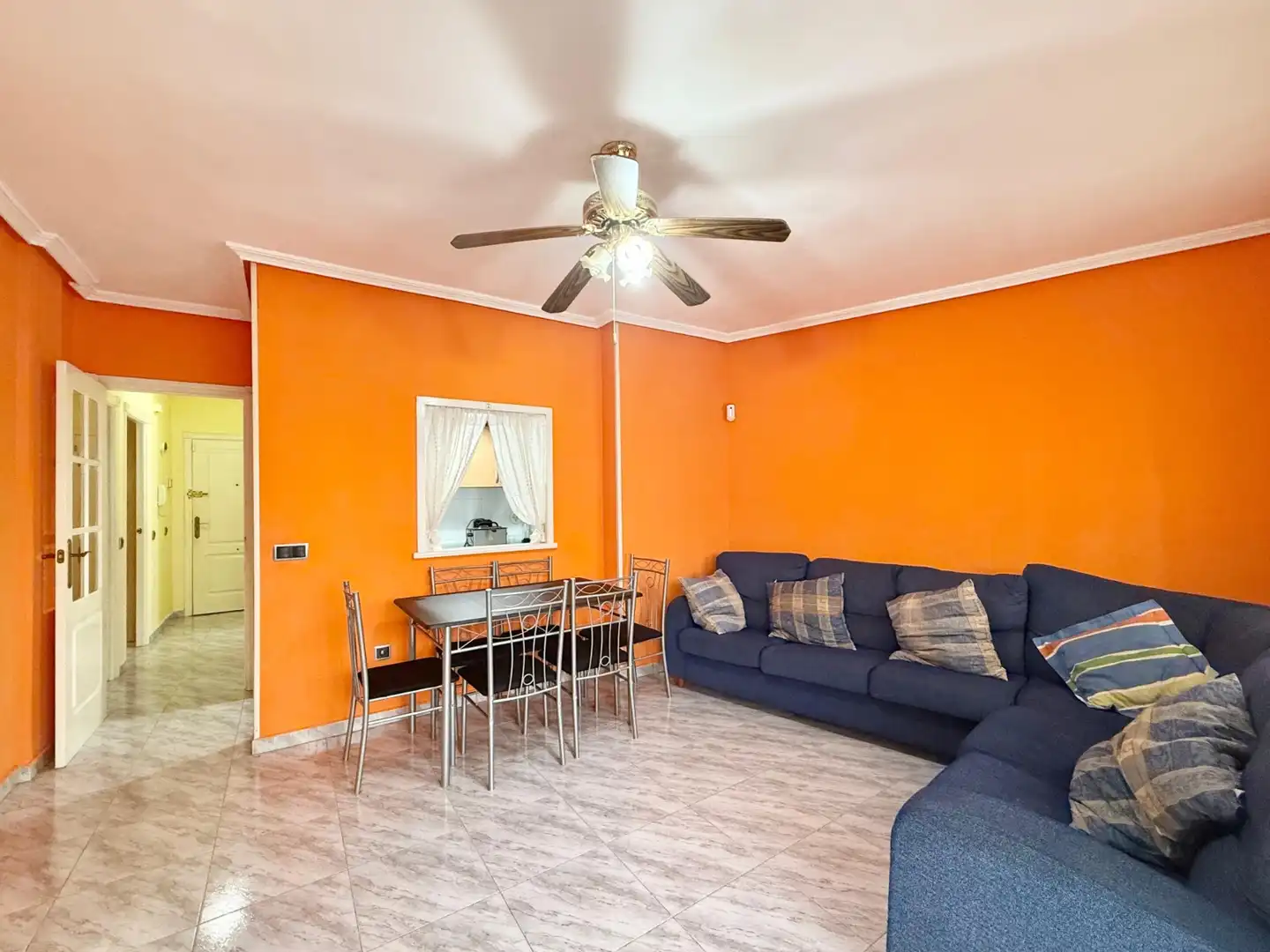 Sala d'estar de Àtic de lloguer en Torrevieja amb Aire condicionat, Calefacció i Moblat