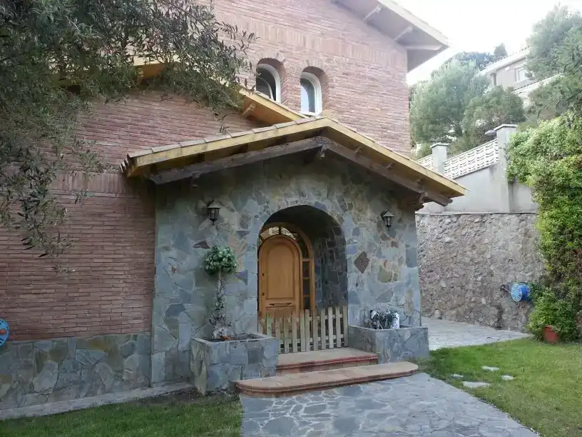 Vista exterior de Casa o xalet de lloguer en Sant Fost de Campsentelles amb Terrassa, Piscina i Balcó