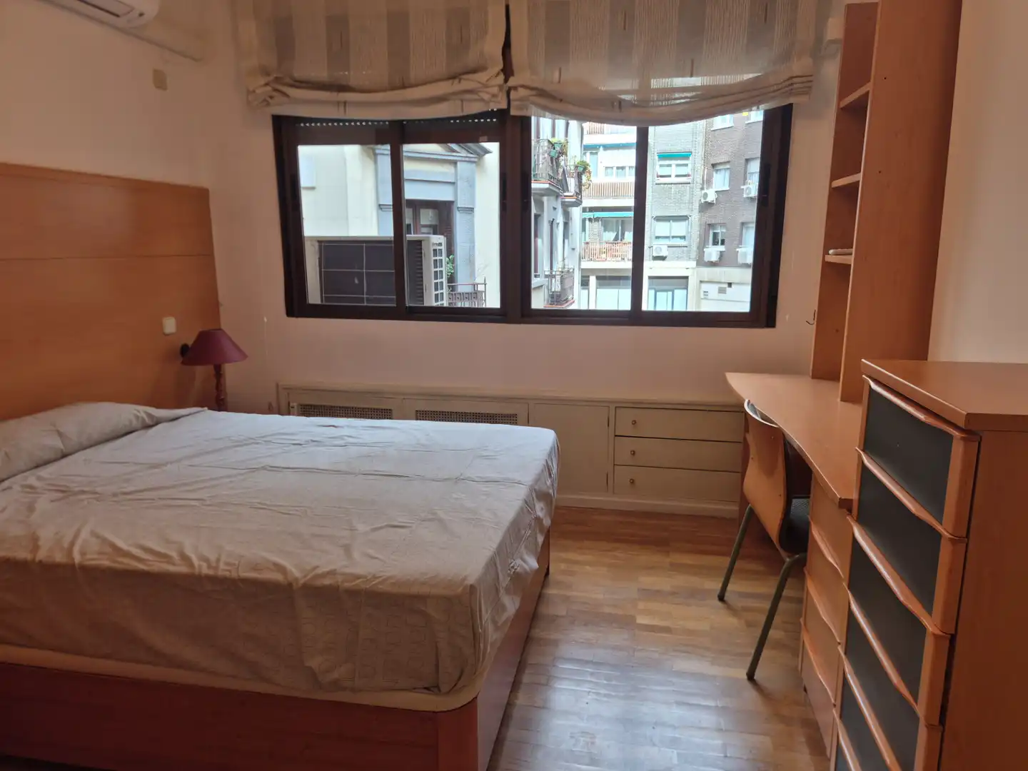 Schlafzimmer von Wohnung zur Miete in Madrid mit Klimaanlage, Heizung und Möbliert