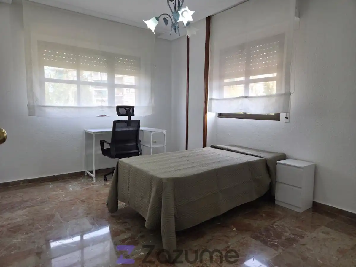 Habitación de Piso de alquiler en Jaén con Jardín privado, Piscina y Amueblado