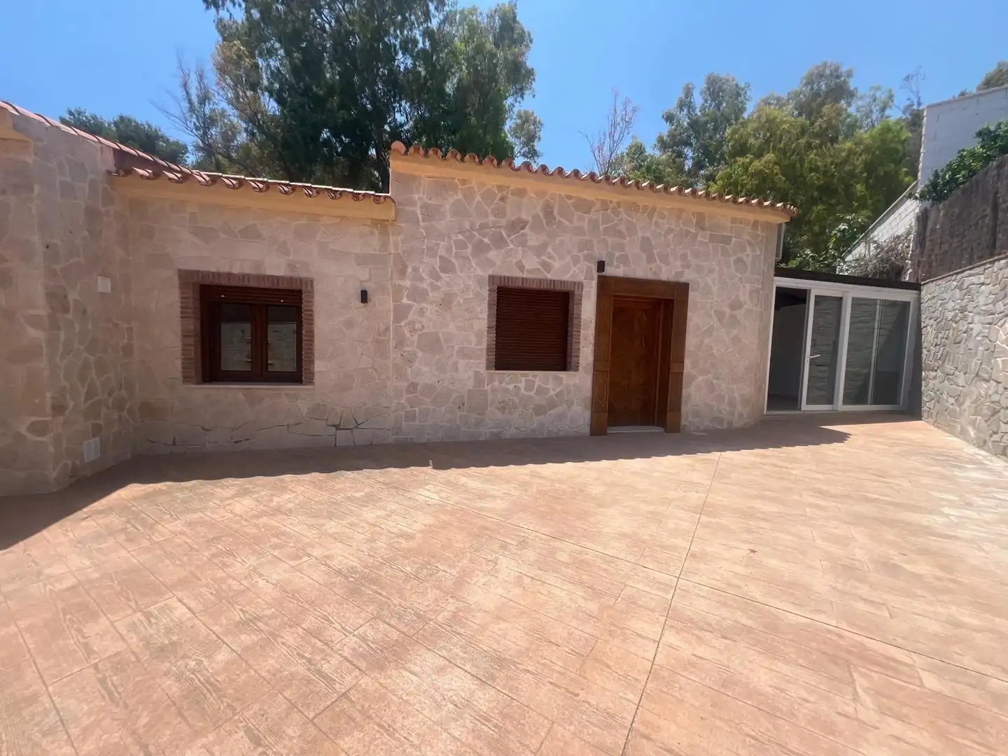 Vista exterior de Casa o xalet en venda en Benalmádena amb Aire condicionat, Jardí privat i Terrassa