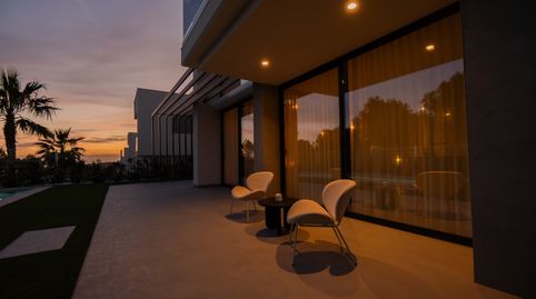 Esta moderna villanbspse encuentranbspsituada en el entorno privilegiado de Sierra Cortina, Finestrat, cerca de Benidorm, combinan