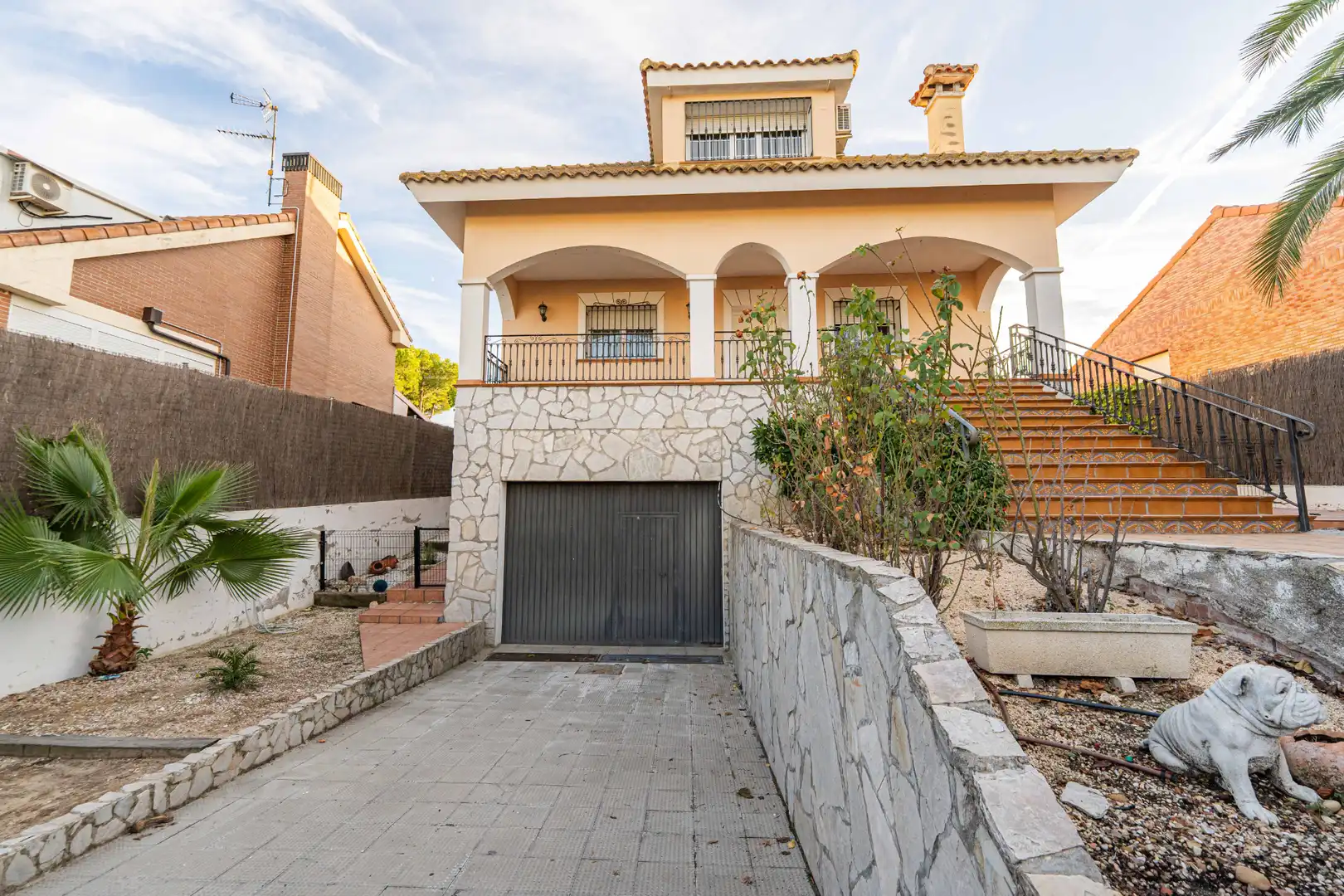 Vista exterior de Casa o xalet en venda en Sevilla la Nueva amb Aire condicionat, Calefacció i Jardí privat
