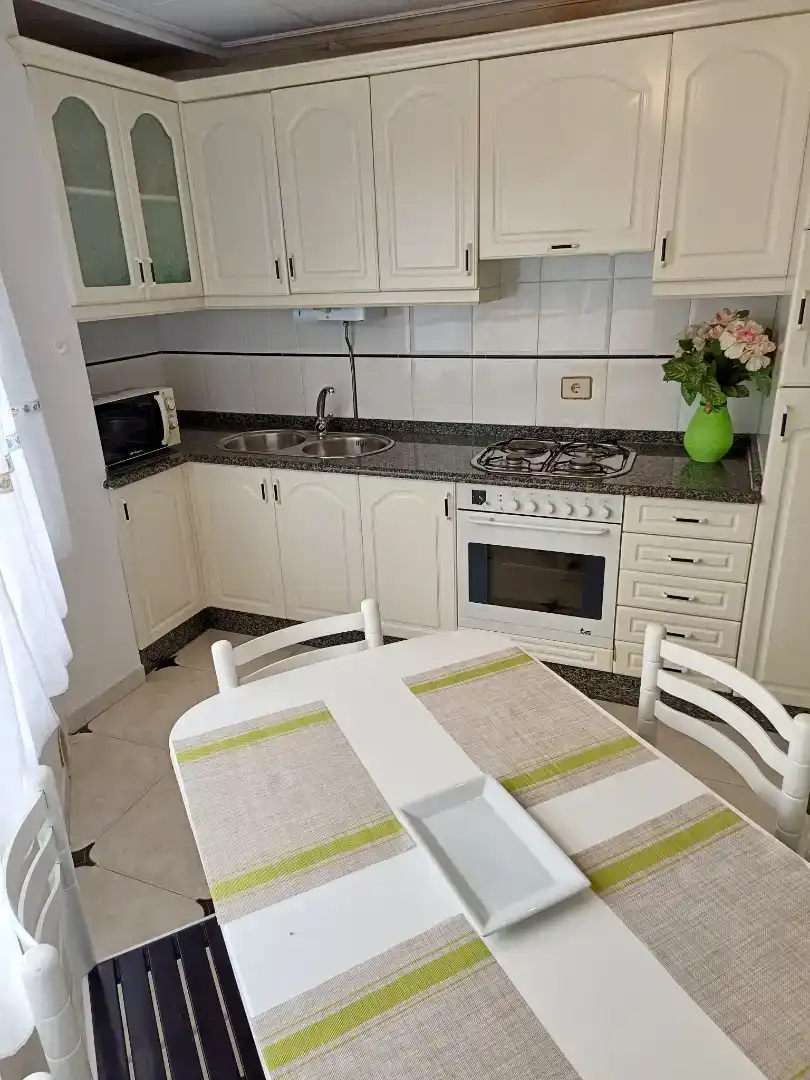 Küche von Wohnung zur Miete in Camariñas mit Abstellraum, Möbliert und Ofen