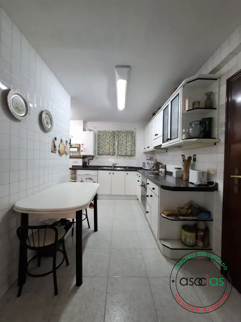 Cuina de Pis en venda en Gijón  amb Calefacció, Parquet i Terrassa