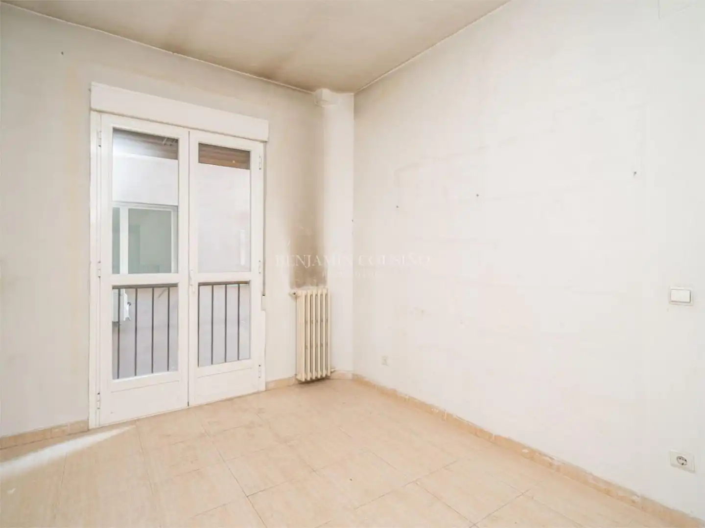 Habitación de Piso en venta en Madrid con Balcón
