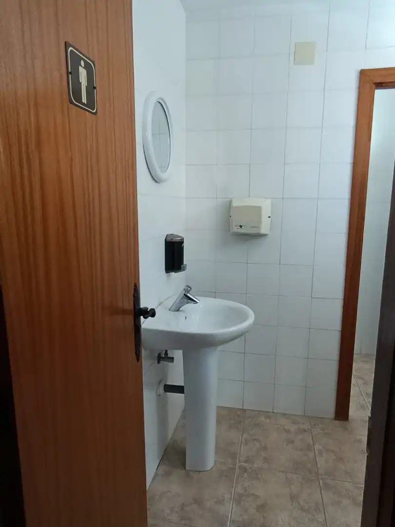 Badezimmer von Geschaftsraum zum Verkauf in Albalate de Zorita mit Klimaanlage, Heizung und Terrasse