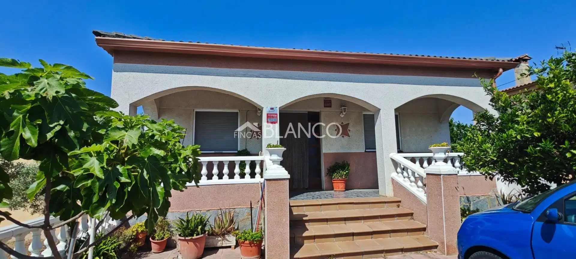 Vista exterior de Casa o xalet en venda en Piera amb Jardí privat, Moblat i Alarma