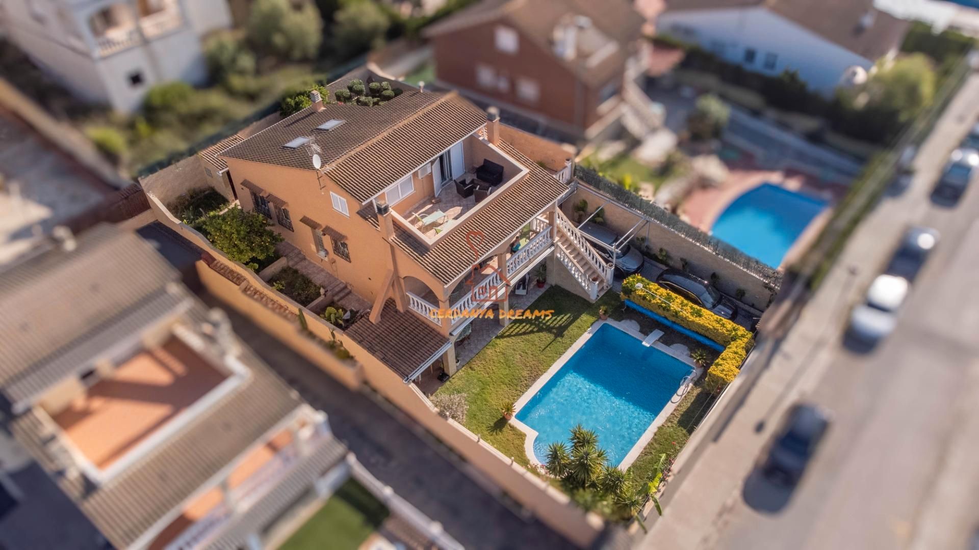 Vista exterior de Casa o xalet en venda en El Vendrell amb Aire condicionat, Calefacció i Jardí privat