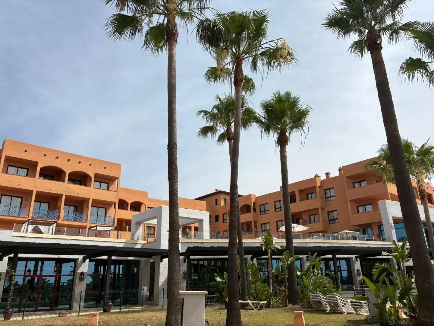 Vista exterior de Apartament en venda en Benahavís amb Jardí privat, Alarma i Piscina comunitària